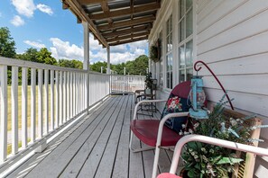 Terrace/patio - Charming 1-bedroom Pearl Cottage with WiFi in the historic Casey Jones Village (Jackson)