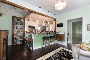 Interior - Charming 1-bedroom Pearl Cottage with WiFi in the historic Casey Jones Village (Jackson)