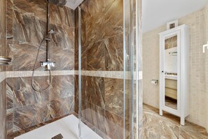 Shower, hair dryer, towels - Cabin 7 | Apartment in Lanzarote - Spain - Gescav (Arrecife)