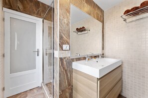 Dusche, Haartrockner, Handtücher