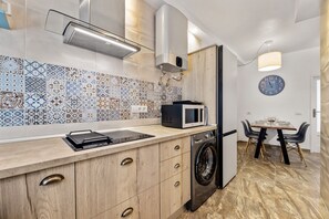 Frigorífico, microondas, horno y lavavajillas