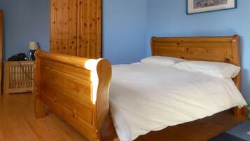 4 slaapkamers, een strijkplank/strijkijzer, reisbedje, beddengoed