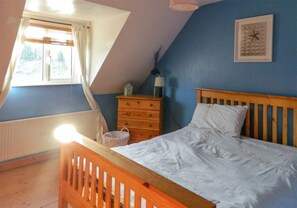4 bedrooms, iron/ironing board, travel crib, bed sheets - Charming cottage in a traditional Irish fishing village. (Greencastle)