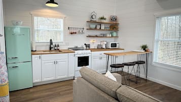 Jääkaappi, mikroaaltouuni, uuni, liesi