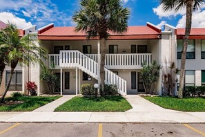 Exterior - Sunrise every morning, beautiful bay views! 2bd/ 2ba/ sleeps 6 - Beach toys (Bradenton Beach)