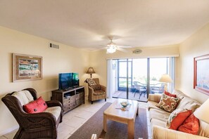 Smart TV, books - Sunrise every morning, beautiful bay views! 2bd/ 2ba/ sleeps 6 - Beach toys (Bradenton Beach)