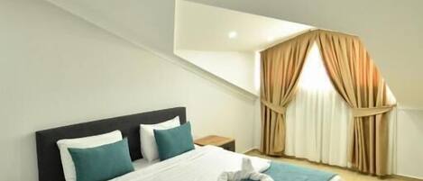 LÀgenhet Comfort | 2 sovrum, duntÀcken, mörklÀggningsgardiner och strykjÀrn/strykbrÀda