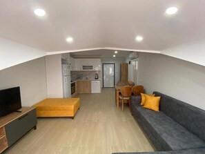 컴포트 아파트 | 거실 | 위성 채널 시청이 가능한 32인치 LCD TV, TV