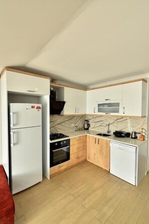 Comfort Apartment | Dapur peribadi | Peti sejuk, ketuhar, mesin basuh pinggan mangkuk, pembakar roti 