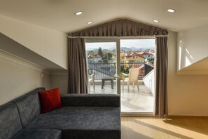 Comfort Apartment | Ruang tamu | 32 inci televisyen LCD dengan satelit, TV 