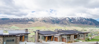New Powder Mountain Modern Retreat w/ private Hot tub