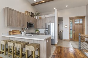 Réfrigérateur, micro-ondes, four, plaque de cuisson