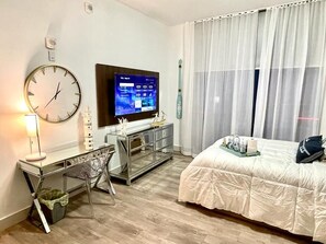 1 bedroom, desk, WiFi - Cozy apartment, 1 step away from the beach! in the most luxurious area of Miami (Hollywood)