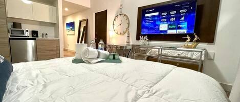 1 bedroom, desk, WiFi