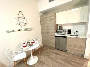 Fridge, microwave, coffee/tea maker, cookware/dishes/utensils - Cozy apartment, 1 step away from the beach! in the most luxurious area of Miami (Hollywood)