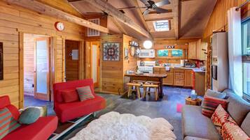 TV, fireplace, ping pong, stereo