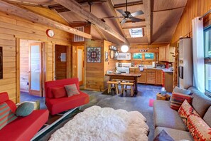 TV, fireplace, ping pong, stereo