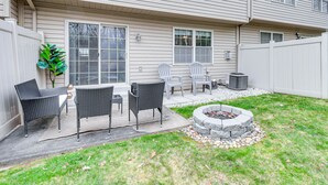 Un jardin avec un espace patio, un foyer extérieur et du mobilier de jardin.
