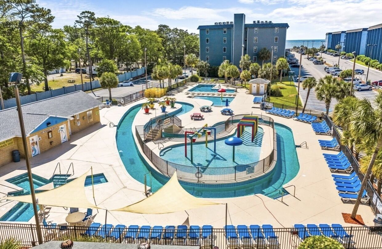 Een binnenzwembad en een buitenzwembad