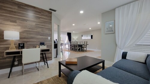 Designer House Heated Pool 3 mi. from the Beach & Downtown