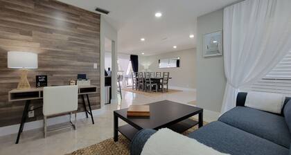 Designer House Heated Pool 3 mi. from the Beach & Downtown