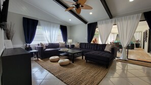 Smart TV, table tennis, offices - Designer House Heated Pool 3 mi. from the Beach & Downtown (Boca Raton)