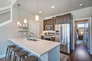 Fridge, microwave, stovetop, dishwasher