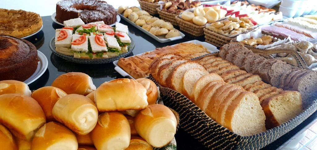 Une variété de pains et de viennoiseries sont disposés sur une table.
