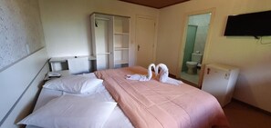 Standard Quadruple Room | Free WiFi - Hotel Alpenhof (Gramado)
