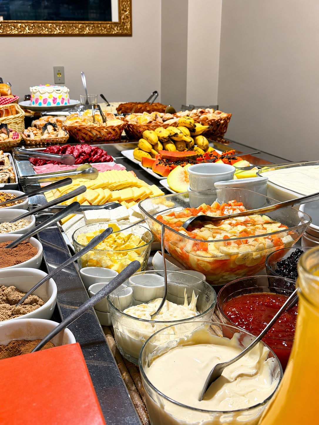 Un bufé con diversas opciones de comida y salsas.