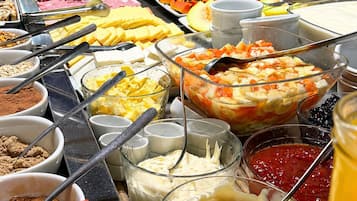 Un bufé con diversas opciones de comida y salsas.
