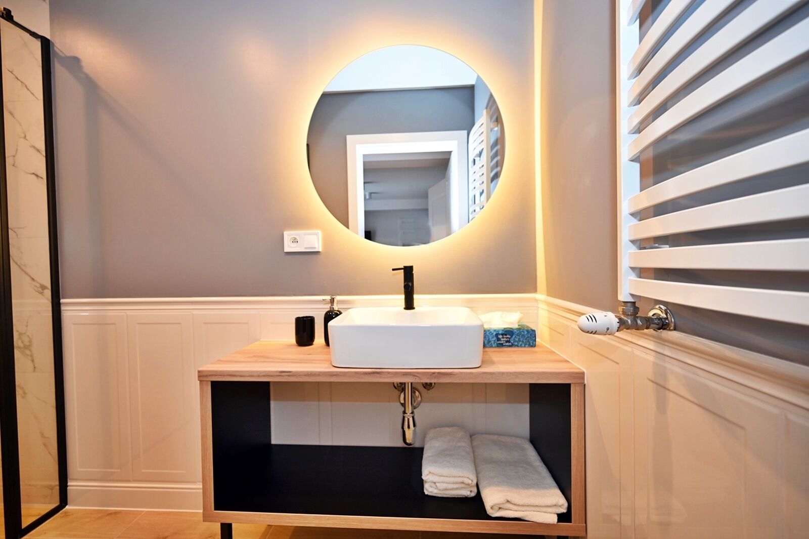 Dusche, Haartrockner, Handtücher, Toilettenpapier