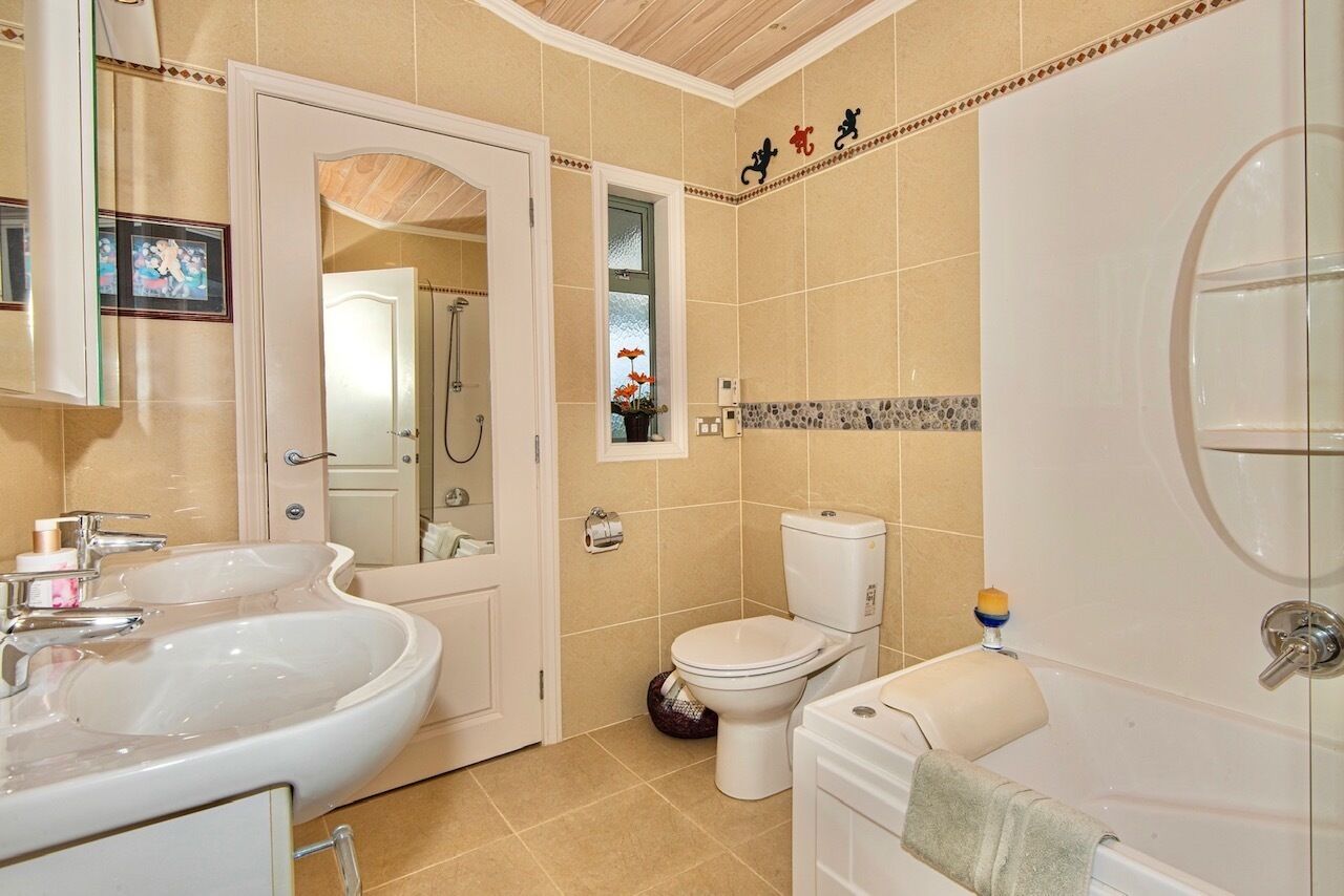 Une salle de bain avec un lavabo, des toilettes et une baignoire.