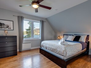 4 habitaciones, tabla de planchar con plancha y cuna de viaje 