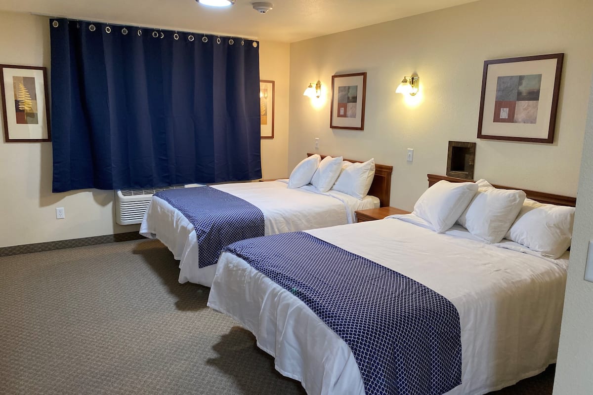 traditional single room | laptop workspace, blackout curtains, free wifi, bed sheets