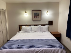 Basic Single Room | Laptop workspace, blackout curtains, free WiFi, bed sheets - Red Rock Lodge (Challis)