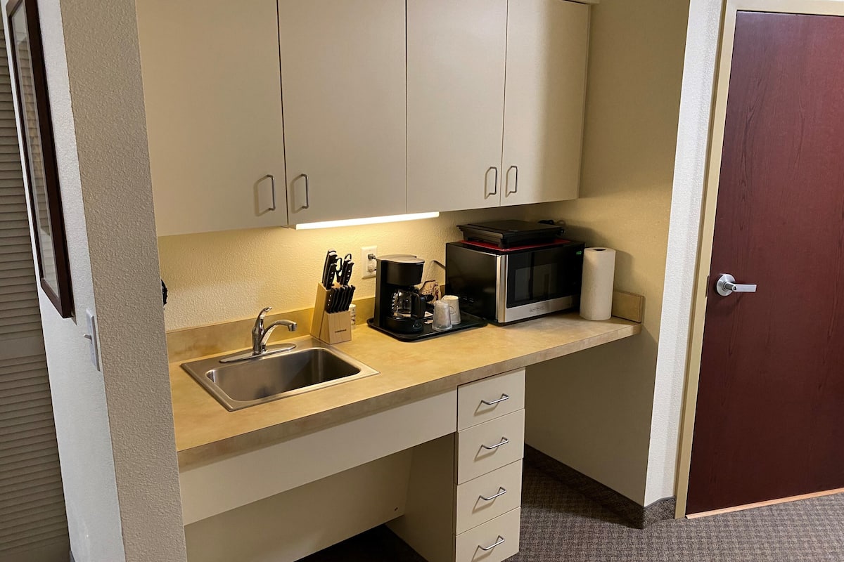 deluxe single room | private kitchen | coffee/tea maker