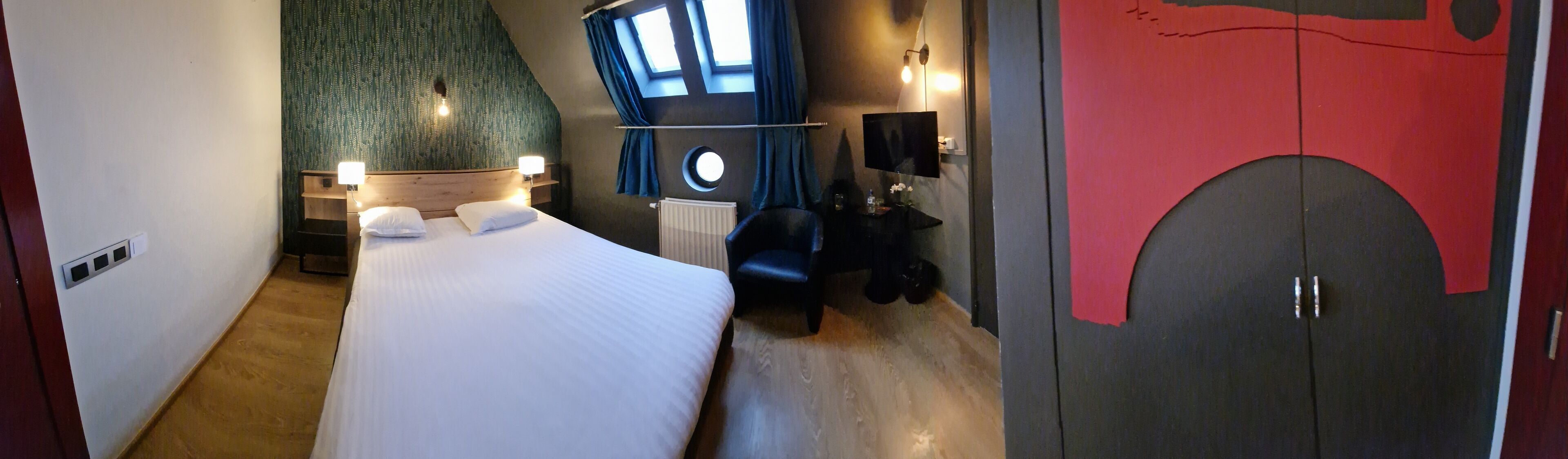 Lakens van Egyptisch katoen, luxe beddengoed, een kluis op de kamer