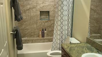 Bañera con ducha, secador de pelo, toallas, jabón