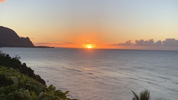 En la playa, sillas reclinables de playa, toallas de playa