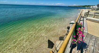 Water front beach house w/ private beach with 3 bedrooms/2 bathrooms/Large Deck