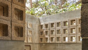 Una estructura de concreto con múltiples aberturas cuadradas, probablemente parte del exterior de un edificio.