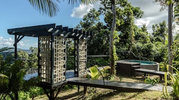 Alberca al aire libre, alberca climatizada y camastros