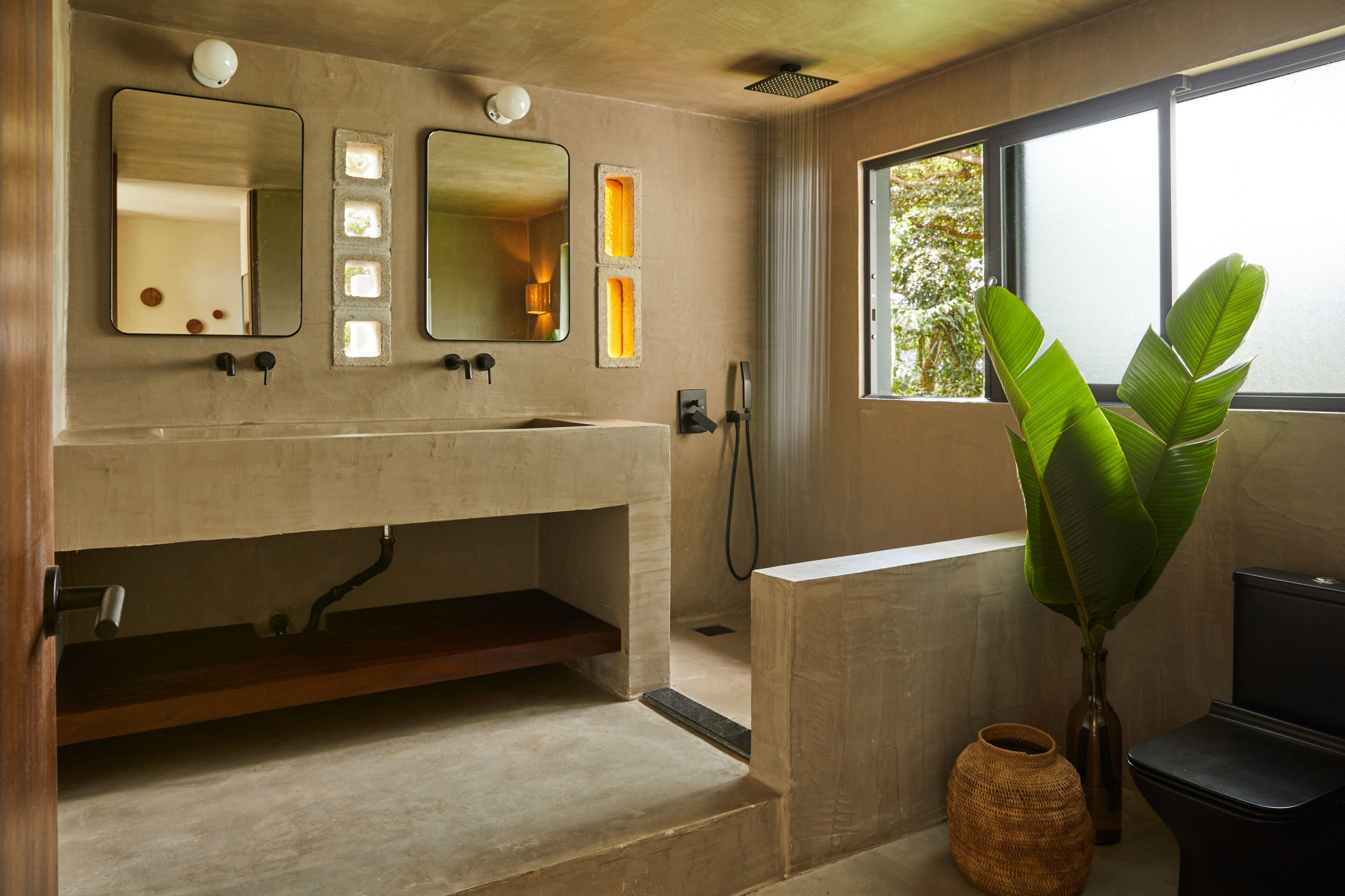Luxury Villa | Bathroom | Shower, rainfall showerhead, hair dryer, towels