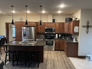 Geladeira, micro-ondas, fogão, cooktop