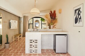 Deluxe Studio Suite, 1 Queen Bed, Garden View | Private kitchen