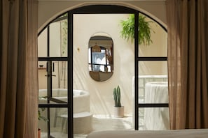 Suíte estúdio luxo, 1 cama Queen, vista para o jardim | Banheiro | Produtos de toalete biodegradáveis, secador de cabelo, toalhas de banho 