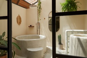 华丽开间套房, 1 张大床, 花园景观 | 浴室 | 环保洗浴用品、吹风机、毛巾、肥皂