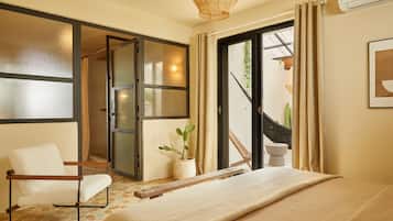 Suite de lujo, 1 cama King size y sofá cama, vista al jardín | 1 habitación, ropa de cama hipoalergénica y camas con efecto memoria