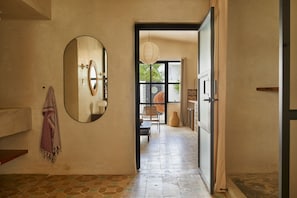 Suíte superluxo, 1 cama King e sofá-cama, vista para o jardim | Banheiro | Produtos de toalete biodegradáveis, secador de cabelo, toalhas de banho 
